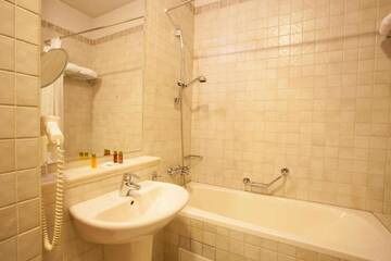 Фото номера Люкс (для 2 взрослых и 2 детей) Отель Hotel Tanne г. Банско 3